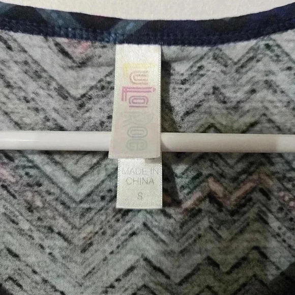 EUC! Lularoe short sleeve blouse! - Picture 2 of 4